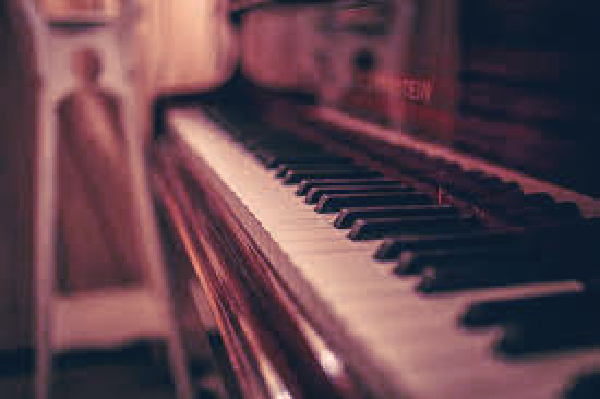 Middelgrote piano met rood effect